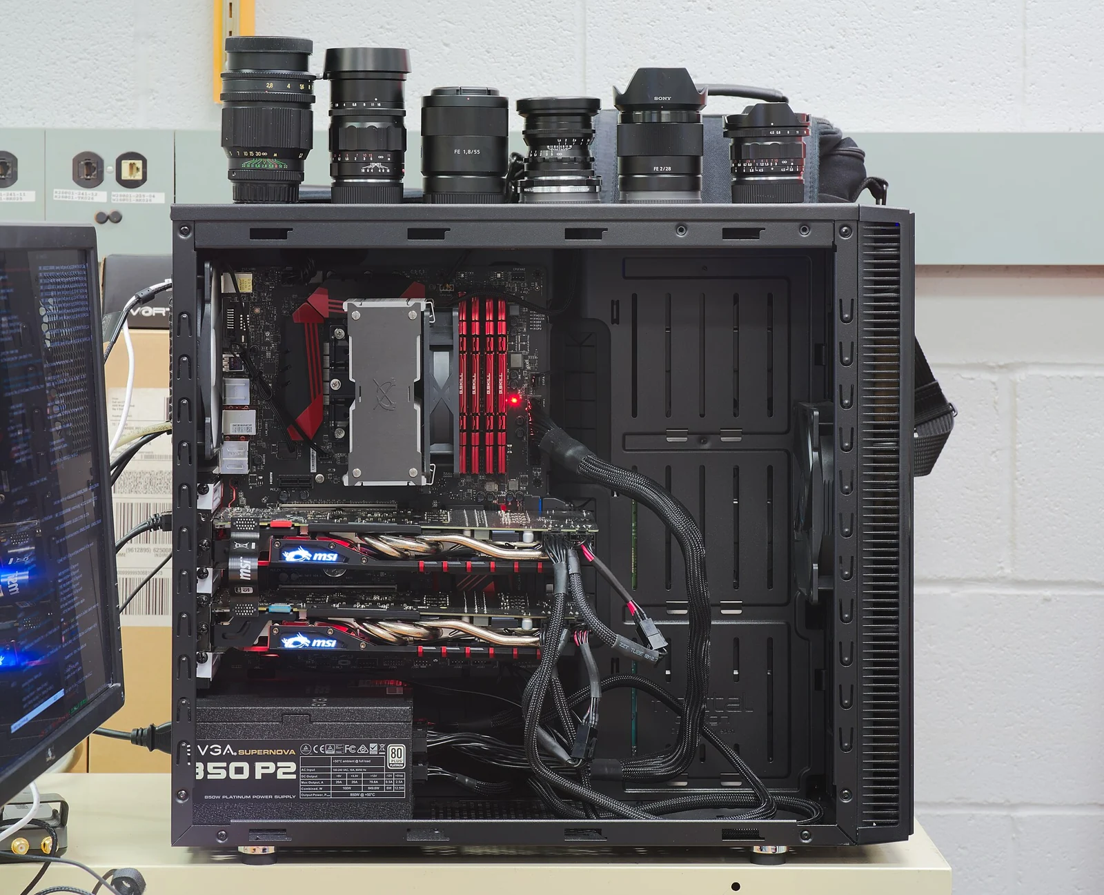 Innenraum eines älteren DDR4-PCs mit zwei Grafikkarten und erkennbarem Netzteil